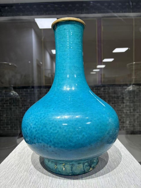 古玩陶瓷孔雀藍(lán)釉荸薺瓶真品鑒賞圖