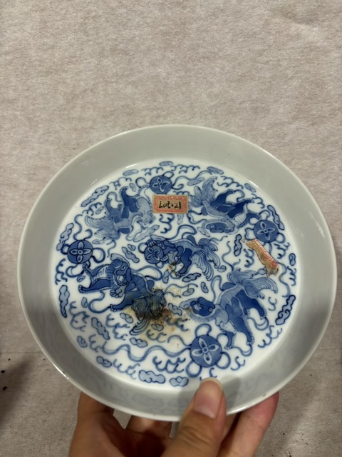 古玩陶瓷順利坤記款飄帶繡球獅子紋青花洗真品鑒賞圖