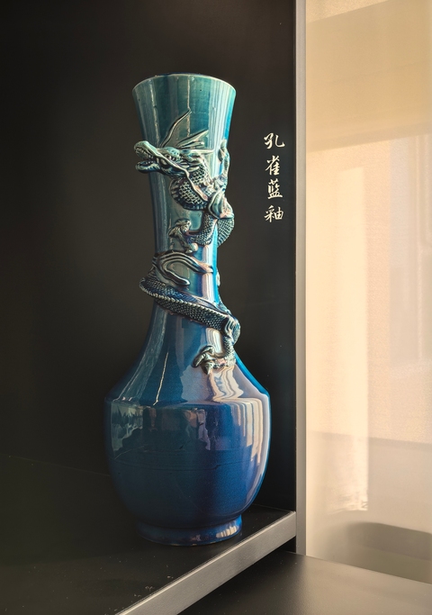 古玩陶瓷清晚期孔雀藍釉盤螭龍長頸瓶拍賣，當前價格8888元