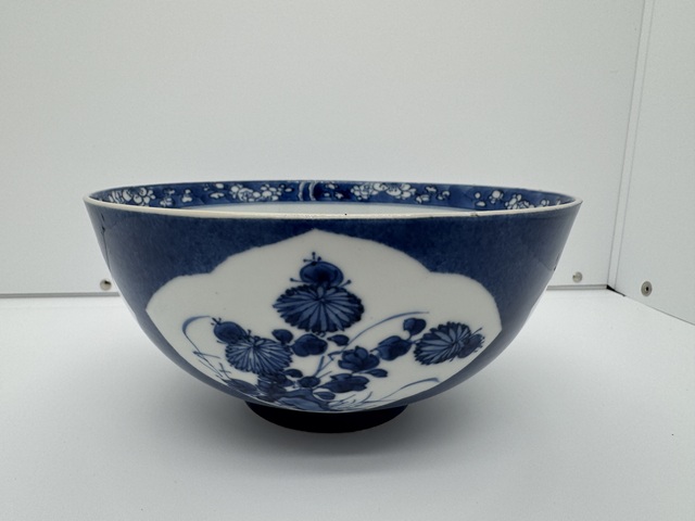 古玩陶瓷灑藍(lán)開(kāi)光青花花卉紋碗真品鑒賞圖