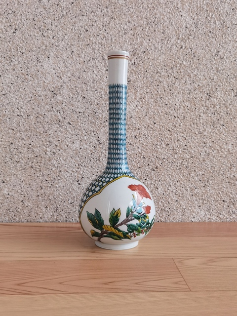 古玩陶瓷日本大正花卉紋加彩長頸瓶拍賣,當前價格398元