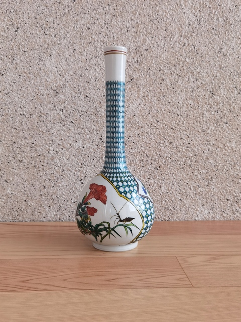 古玩陶瓷日本大正花卉紋加彩長頸瓶拍賣,當前價格398元