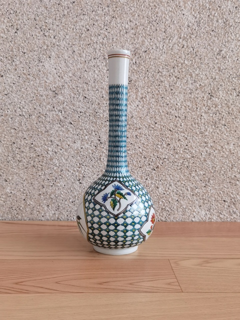 古玩陶瓷日本大正花卉紋加彩長頸瓶拍賣,當前價格398元