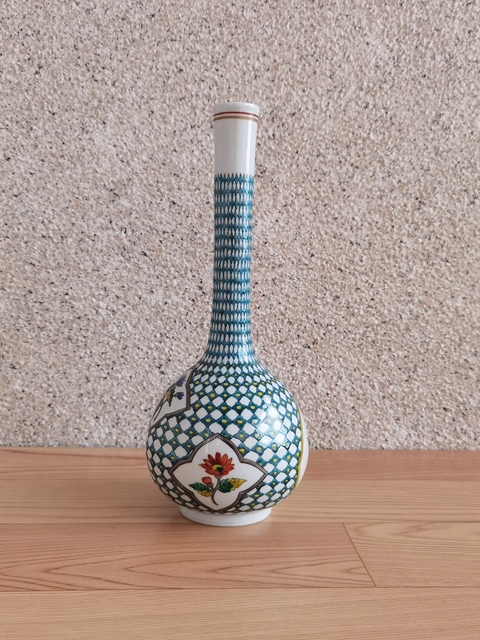 古玩陶瓷日本大正花卉紋加彩長頸瓶拍賣,當前價格398元