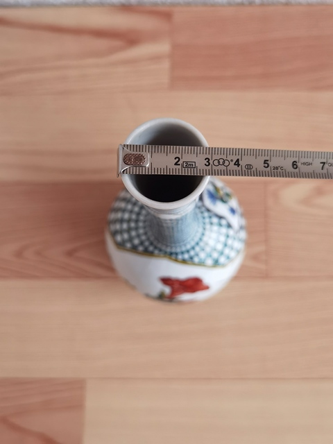 古玩陶瓷日本大正花卉紋加彩長頸瓶拍賣,當前價格398元