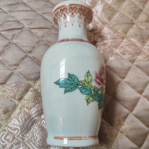 古玩陶瓷粉彩孔雀花卉紋盤口瓶真品鑒賞圖