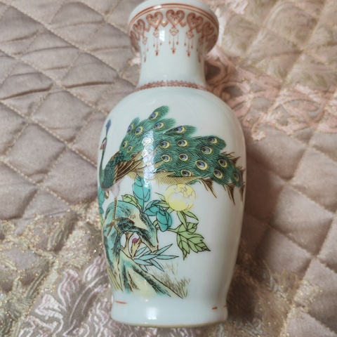 古玩陶瓷粉彩孔雀花卉紋盤口瓶真品鑒賞圖