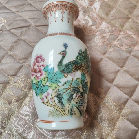 古玩陶瓷粉彩孔雀花卉紋盤口瓶真品鑒賞圖