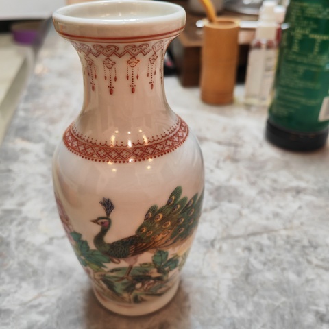 古玩陶瓷粉彩孔雀花卉紋盤口瓶真品鑒賞圖