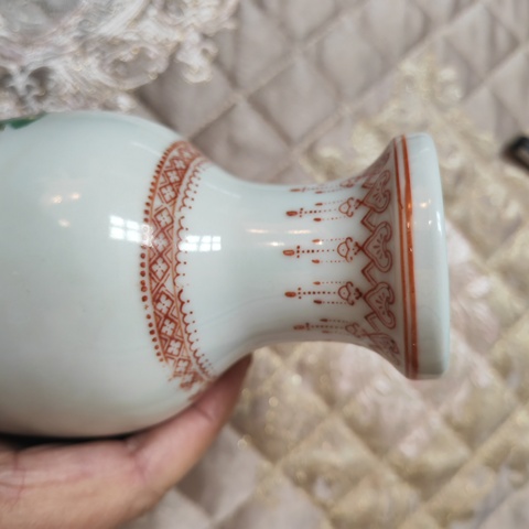 古玩陶瓷粉彩孔雀花卉紋盤口瓶真品鑒賞圖