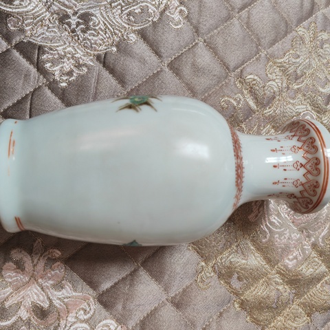 古玩陶瓷粉彩孔雀花卉紋盤口瓶真品鑒賞圖