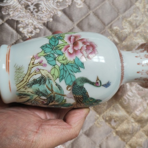 古玩陶瓷粉彩孔雀花卉紋盤口瓶真品鑒賞圖