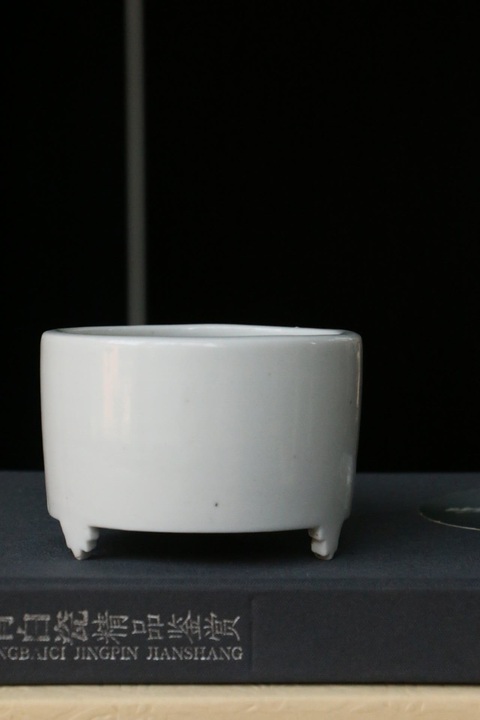 古玩陶瓷德化白瓷三足爐真品鑒賞圖