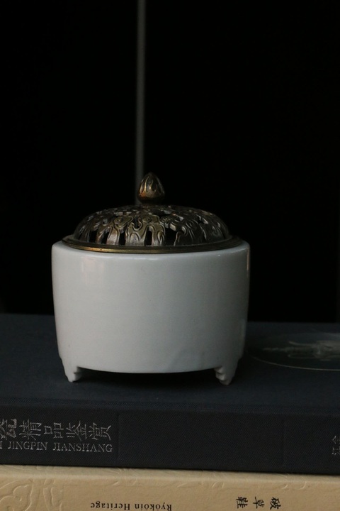 古玩陶瓷明代晚期德化窯白釉香爐（暫定）真品鑒賞圖