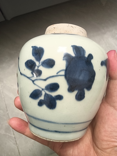 古玩陶瓷洞石花卉青花罐真品鑒賞圖