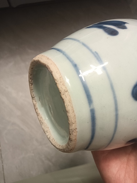 古玩陶瓷洞石花卉青花罐真品鑒賞圖