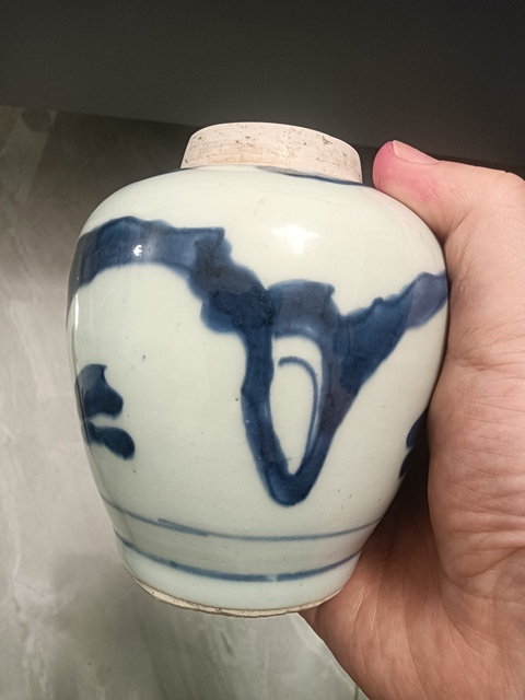 古玩陶瓷洞石花卉青花罐真品鑒賞圖