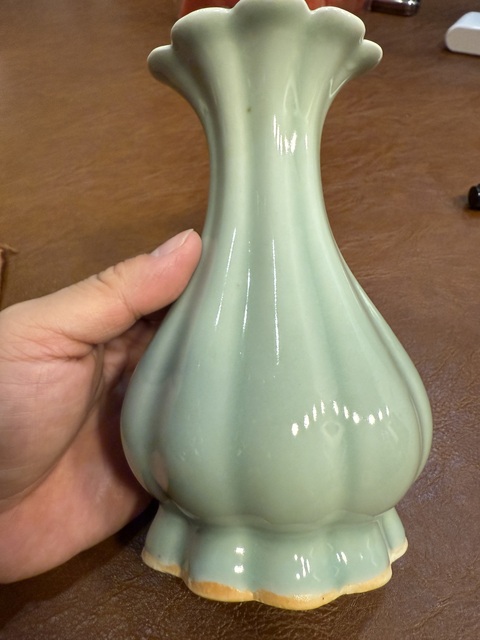 古玩陶瓷龍泉青瓷花口瓶真品鑒賞圖