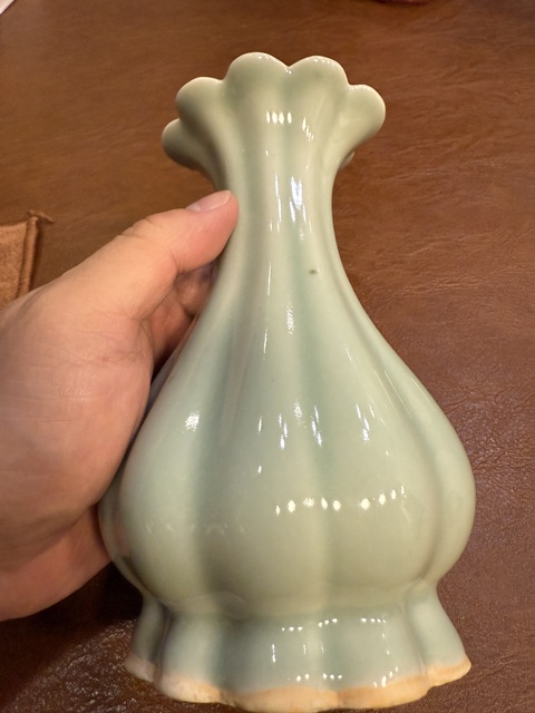 古玩陶瓷龍泉青瓷花口瓶真品鑒賞圖