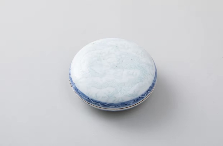 古玩陶瓷青花暗刻濤水二龍戲珠印色盒真品鑒賞圖