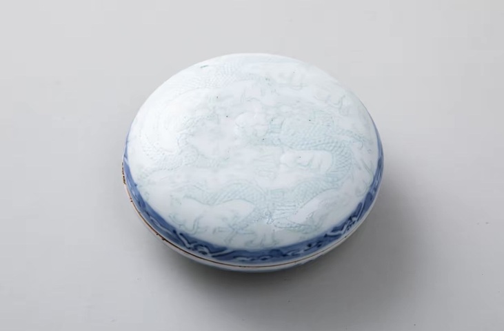 古玩陶瓷青花暗刻濤水二龍戲珠印色盒真品鑒賞圖