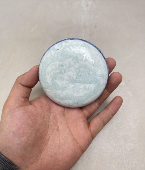古玩陶瓷青花暗刻濤水二龍戲珠印色盒真品鑒賞圖