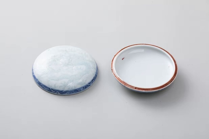 古玩陶瓷青花暗刻濤水二龍戲珠印色盒真品鑒賞圖