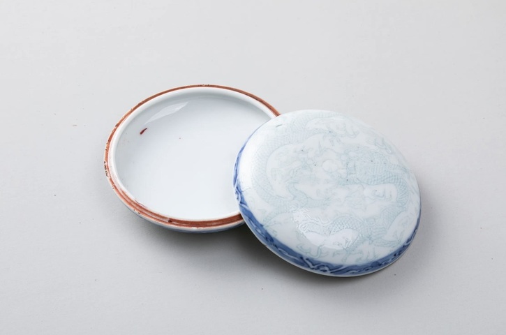 古玩陶瓷青花暗刻濤水二龍戲珠印色盒真品鑒賞圖