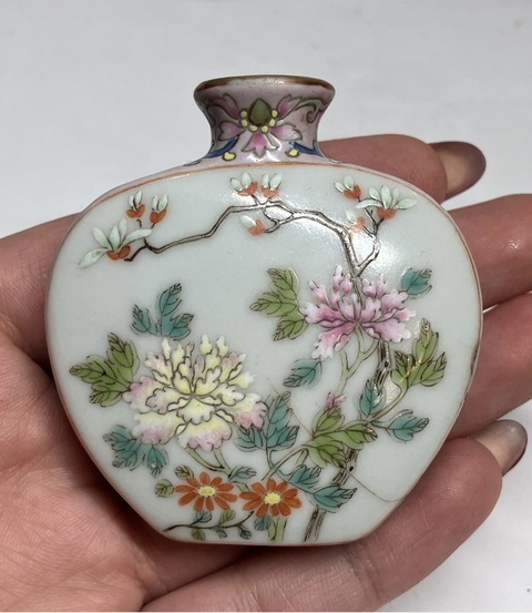 古玩陶瓷粉彩花卉詩文鼻煙壺真品鑒賞圖