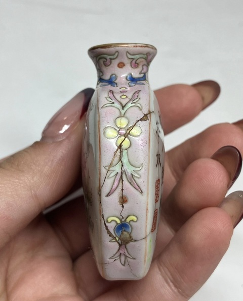 古玩陶瓷粉彩花卉詩文鼻煙壺真品鑒賞圖