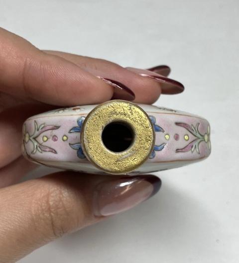 古玩陶瓷粉彩花卉詩文鼻煙壺真品鑒賞圖