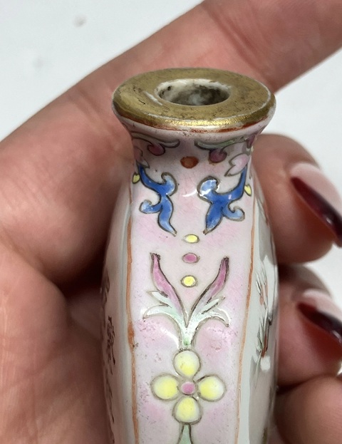 古玩陶瓷粉彩花卉詩文鼻煙壺真品鑒賞圖