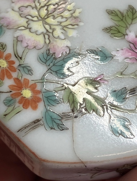 古玩陶瓷粉彩花卉詩文鼻煙壺真品鑒賞圖