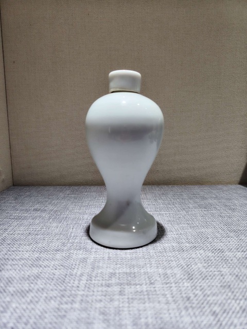 古玩陶瓷（精品）德化窯白釉梅瓶拍賣，當(dāng)前價(jià)格0元