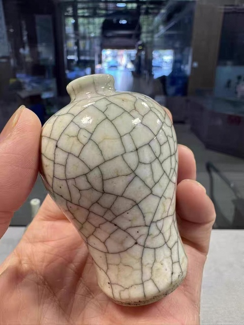 古玩陶瓷清中期哥釉鼻煙壺真品鑒賞圖