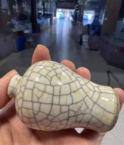 古玩陶瓷清中期哥釉鼻煙壺真品鑒賞圖