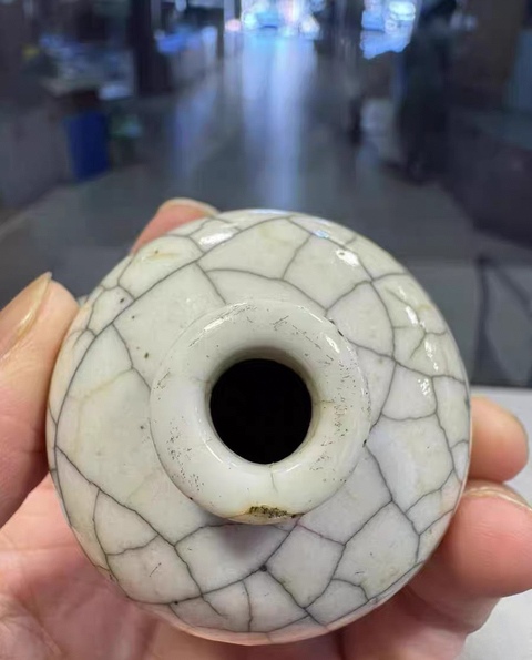 古玩陶瓷清中期哥釉鼻煙壺真品鑒賞圖