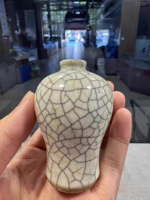 古玩陶瓷清中期哥釉鼻煙壺真品鑒賞圖