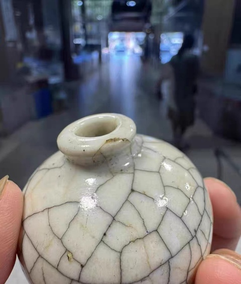 古玩陶瓷清中期哥釉鼻煙壺真品鑒賞圖