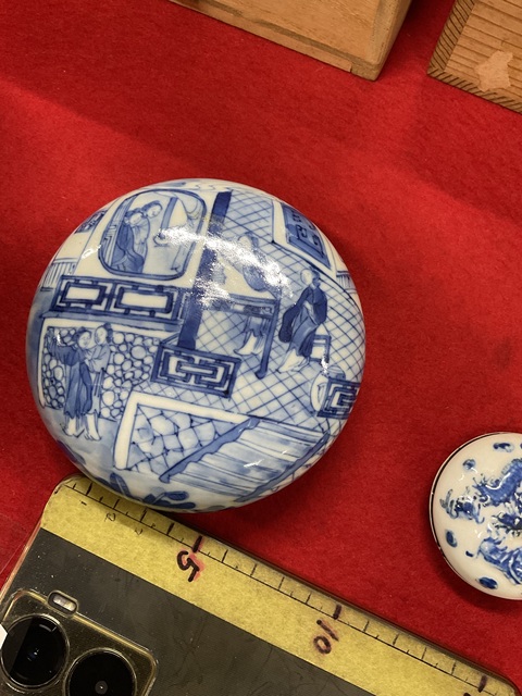 古玩陶瓷仕女紋青花蓋盒真品鑒賞圖