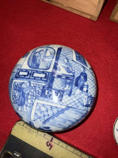 古玩陶瓷仕女紋青花蓋盒真品鑒賞圖