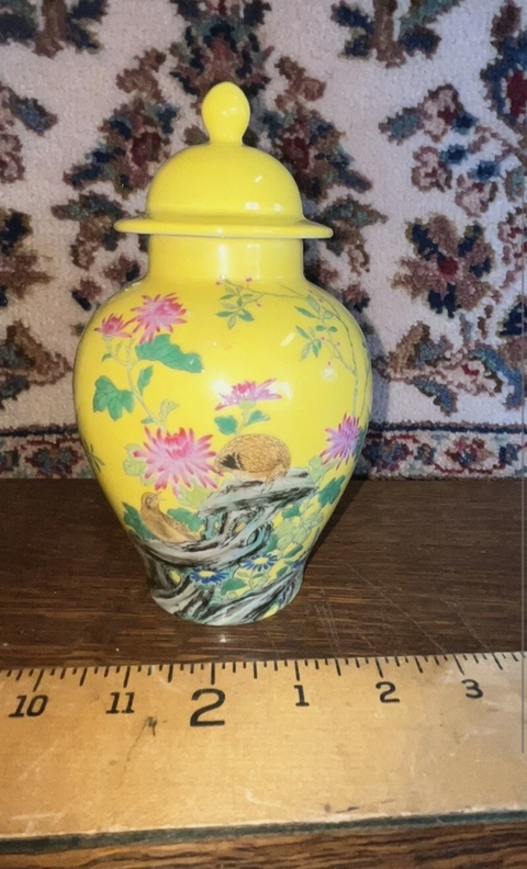古玩陶瓷黃地粉彩花鳥紋蓋罐真品鑒賞圖