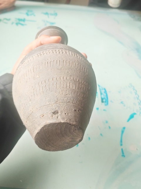 古玩陶瓷灰陶瓶真品鑒賞圖