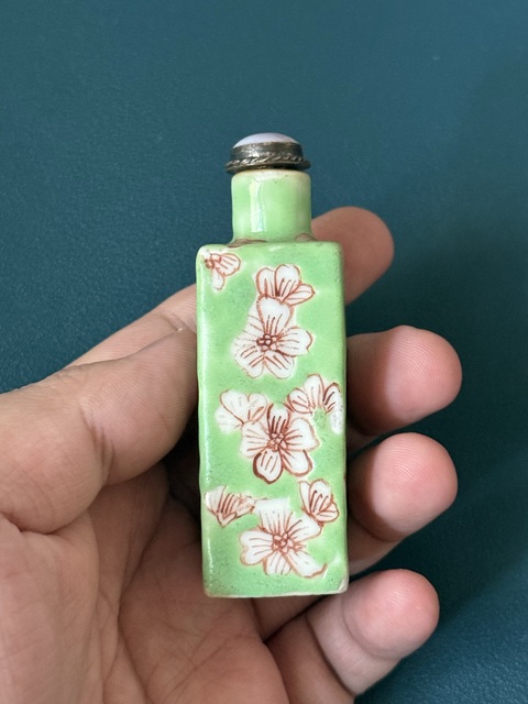 古玩陶瓷晚清·綠釉地礬紅梅紋四方鼻煙壺拍賣，當前價格1800元