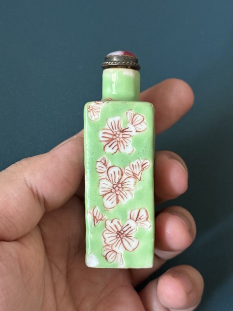 古玩陶瓷晚清·綠釉地礬紅梅紋四方鼻煙壺拍賣，當前價格1800元