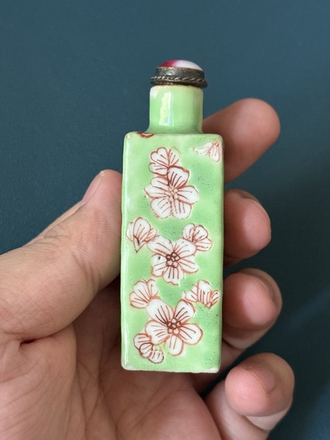 古玩陶瓷晚清·綠釉地礬紅梅紋四方鼻煙壺拍賣，當前價格1800元