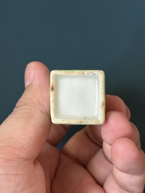 古玩陶瓷晚清·綠釉地礬紅梅紋四方鼻煙壺拍賣，當前價格1800元