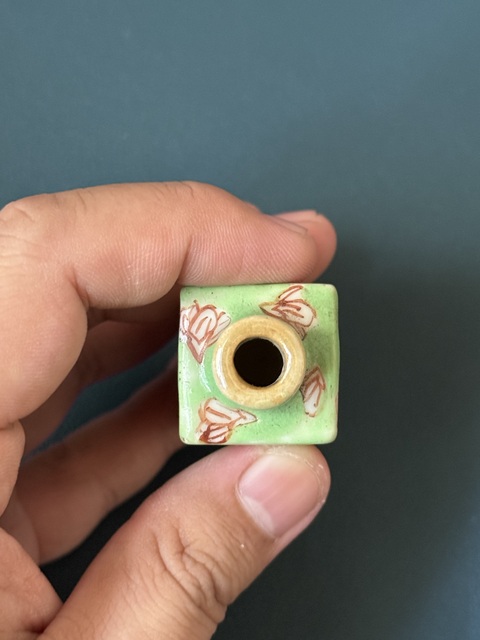 古玩陶瓷晚清·綠釉地礬紅梅紋四方鼻煙壺拍賣，當前價格1800元