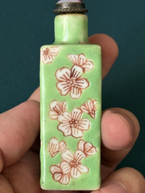 古玩陶瓷晚清·綠釉地礬紅梅紋四方鼻煙壺拍賣，當前價格1800元