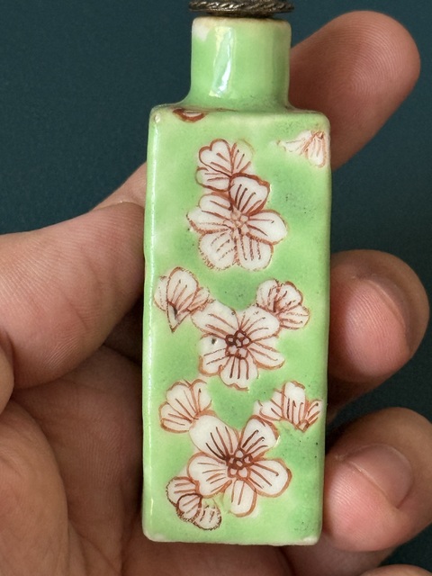 古玩陶瓷晚清·綠釉地礬紅梅紋四方鼻煙壺拍賣，當前價格1800元